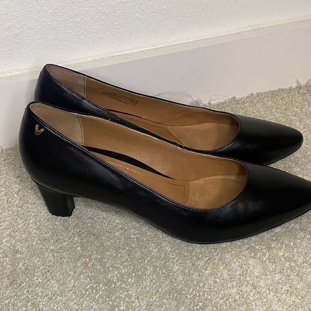 Vionic Black Pumps - image 2